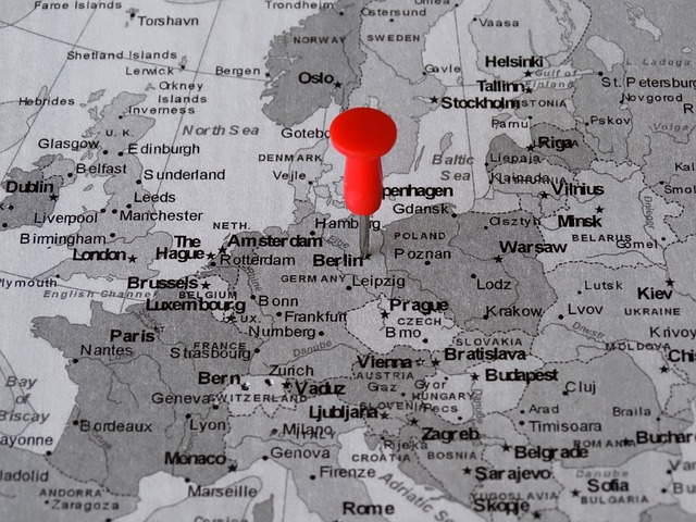 Atlas Zapomnianych Dworców: Podróżnicze Wydawnictwa i Romantyzm Kolei w Erze Tanich Lotów - 1 2025
