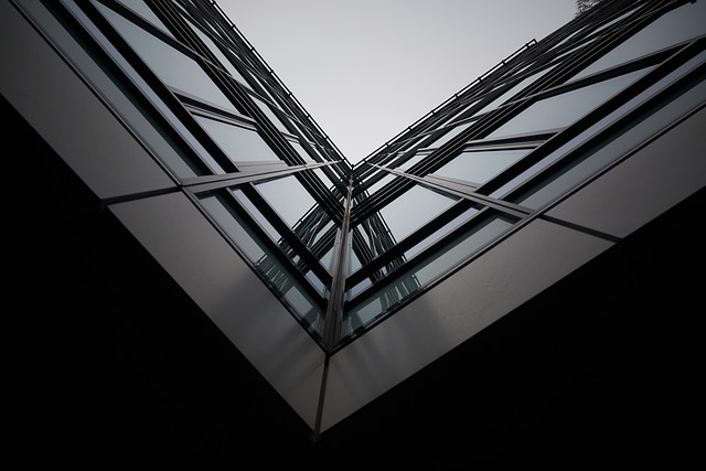 **”Geometryczne Cuda Zapor: Jak wykorzystać perspektywę i światło do fotografowania monumentalnych konstrukcji, unikając typowych błędów kompozycyjnych?”**