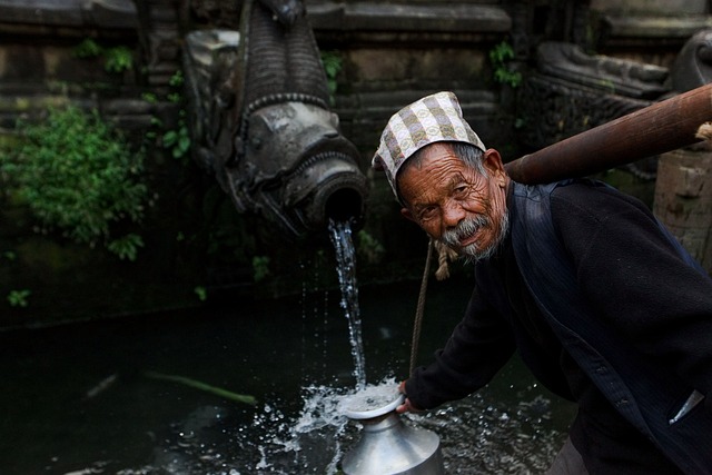 **"Życie sprzedawcy amuletów w Kathmandu: Porównanie strategii biznesowych a zachowanie tradycji."** - 7 2025