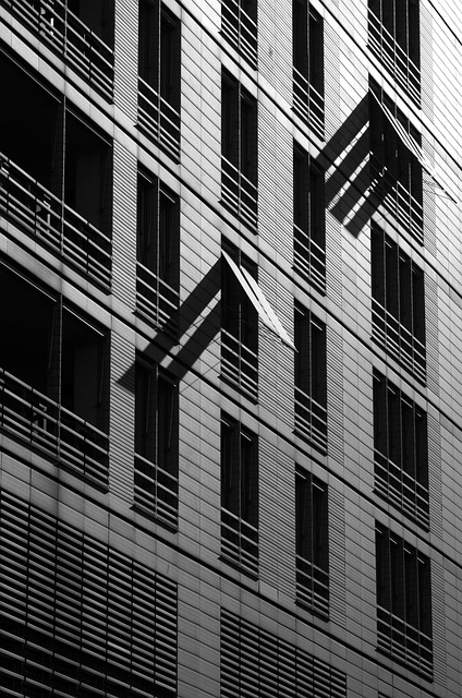 **Złota i Niebieska Godzina w Fotografii Architektury: Jak uchwycić subtelne detale fasad i uniknąć prześwietleń okien.**