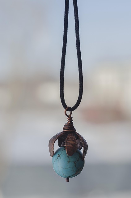 **"Czy amulet kupiony od turysty to nadal amulet? Autentyczność a komercjalizacja symboli religijnych."** - 3 2025