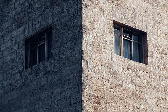** Minimalizm vs. przepych: Które podejście do fotografii podróżniczej lepiej oddaje ducha miejsca?
