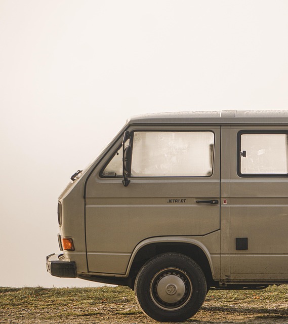 Vanlife na kredyt i w słońcu zachodzącego kapitalizmu: Jak Instagram zabił autentyczne podróżowanie kamperem (i czy da się je jeszcze uratować)?