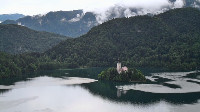Górskie Cienie i Cyfrowe Szumy: Odkrywanie Tajemnic Fotografii Nocnej w Alpach
